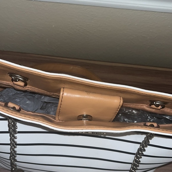 Kenneth Cole reaction, black and white stripes with brown chain handles - Picture 15 of 16